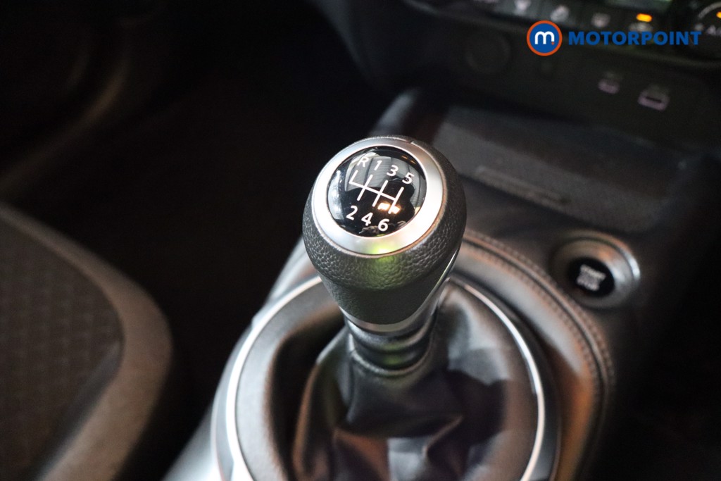 Nissan Juke N-Connecta Manual Petrol SUV - Stock Number (1564236) - 9th supplementary image