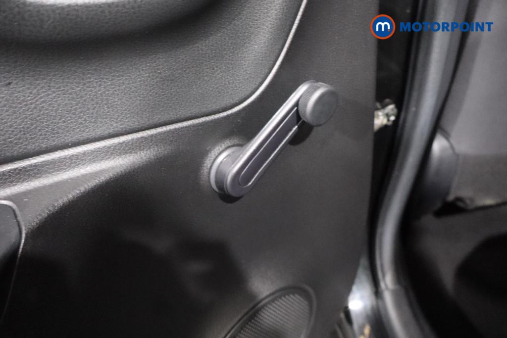 Toyota Yaris Design Automatic Petrol-Electric Hybrid Hatchback - Stock Number (1577993) - 20th supplementary image