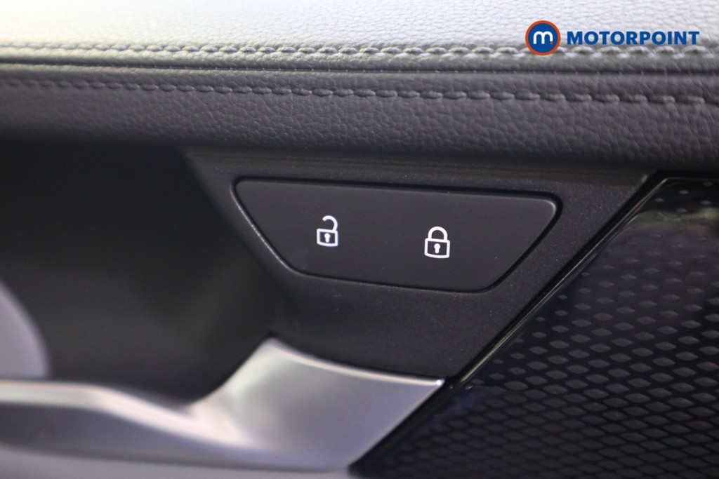 Volkswagen Passat Life Automatic Petrol Plug-In Hybrid Estate - Stock Number (1578130) - 11th supplementary image