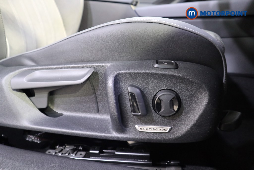 Volkswagen Passat Life Automatic Petrol Plug-In Hybrid Estate - Stock Number (1578130) - 12th supplementary image