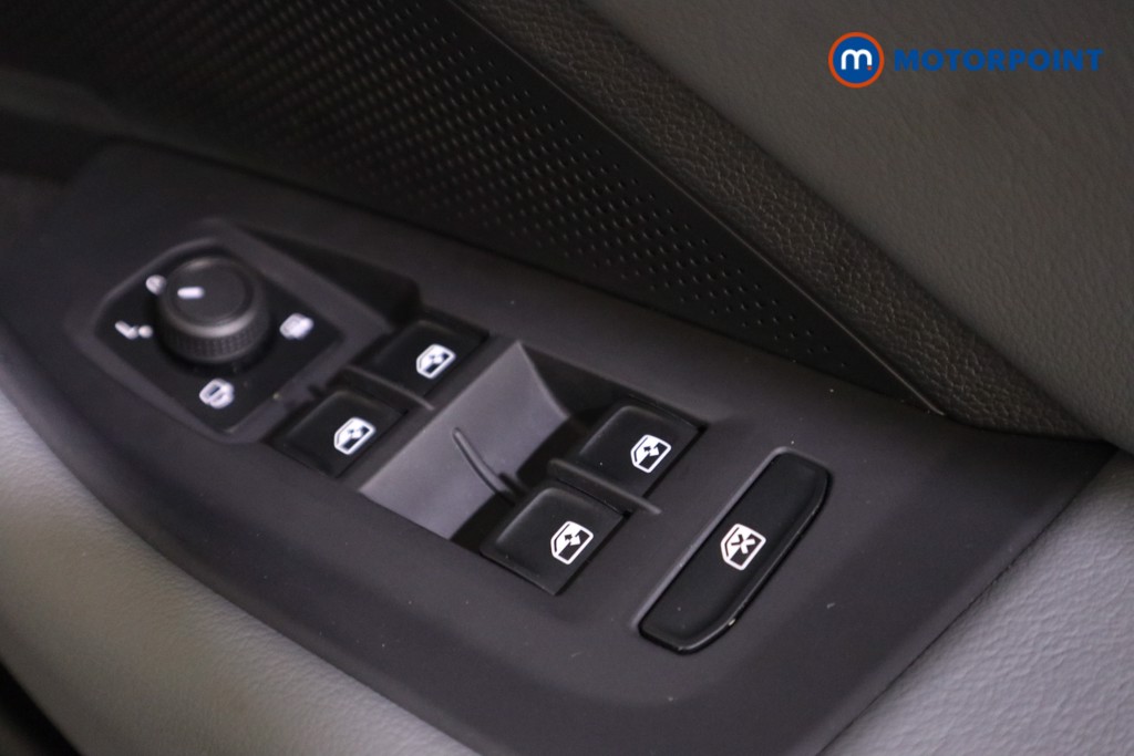 Volkswagen Passat Life Automatic Petrol Plug-In Hybrid Estate - Stock Number (1579895) - 10th supplementary image