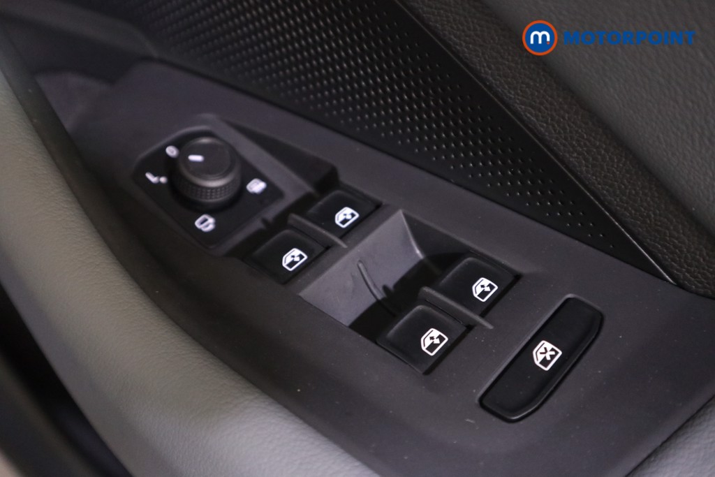 Volkswagen Passat Life Automatic Petrol Plug-In Hybrid Estate - Stock Number (1578135) - 9th supplementary image