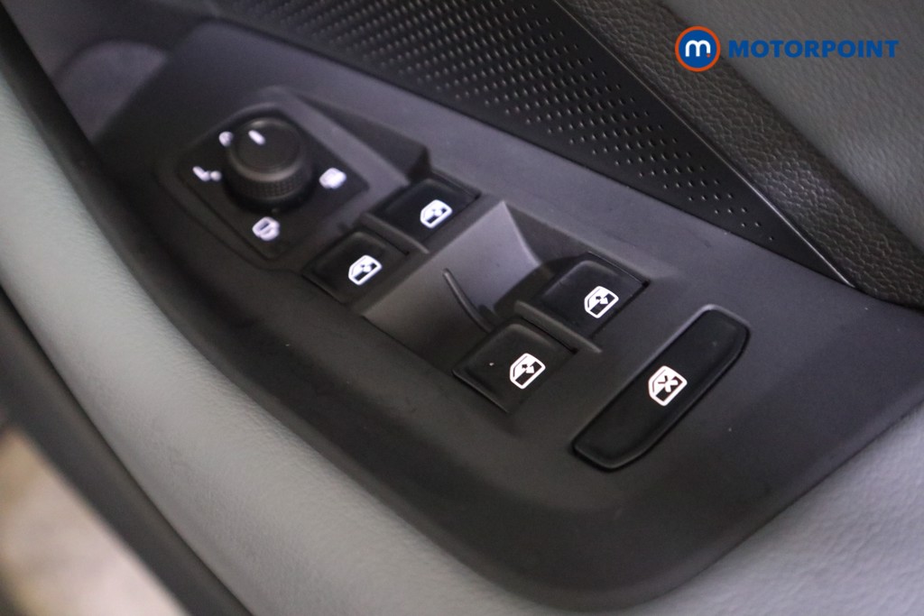 Volkswagen Passat Life Automatic Petrol Plug-In Hybrid Estate - Stock Number (1578938) - 10th supplementary image