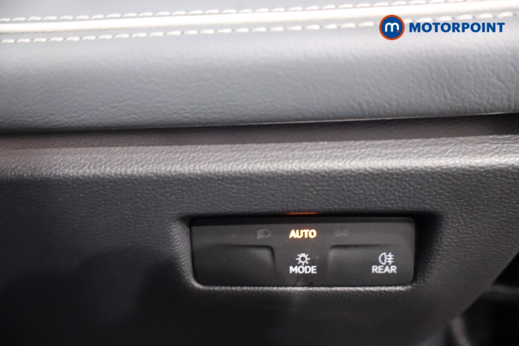 Volkswagen Passat Life Automatic Petrol Plug-In Hybrid Estate - Stock Number (1580767) - 19th supplementary image