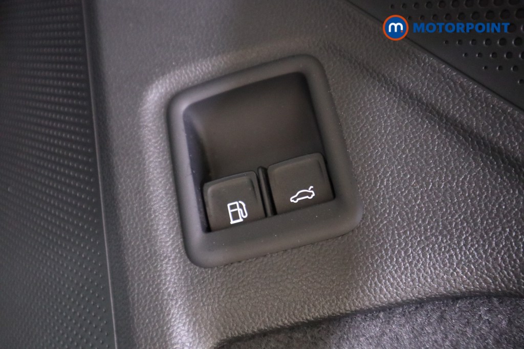 Volkswagen Passat Life Automatic Petrol Plug-In Hybrid Estate - Stock Number (1578098) - 9th supplementary image