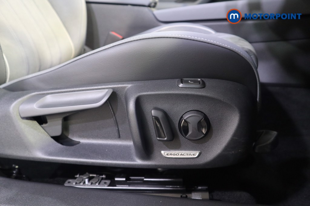Volkswagen Passat Life Automatic Petrol Plug-In Hybrid Estate - Stock Number (1578119) - 11th supplementary image