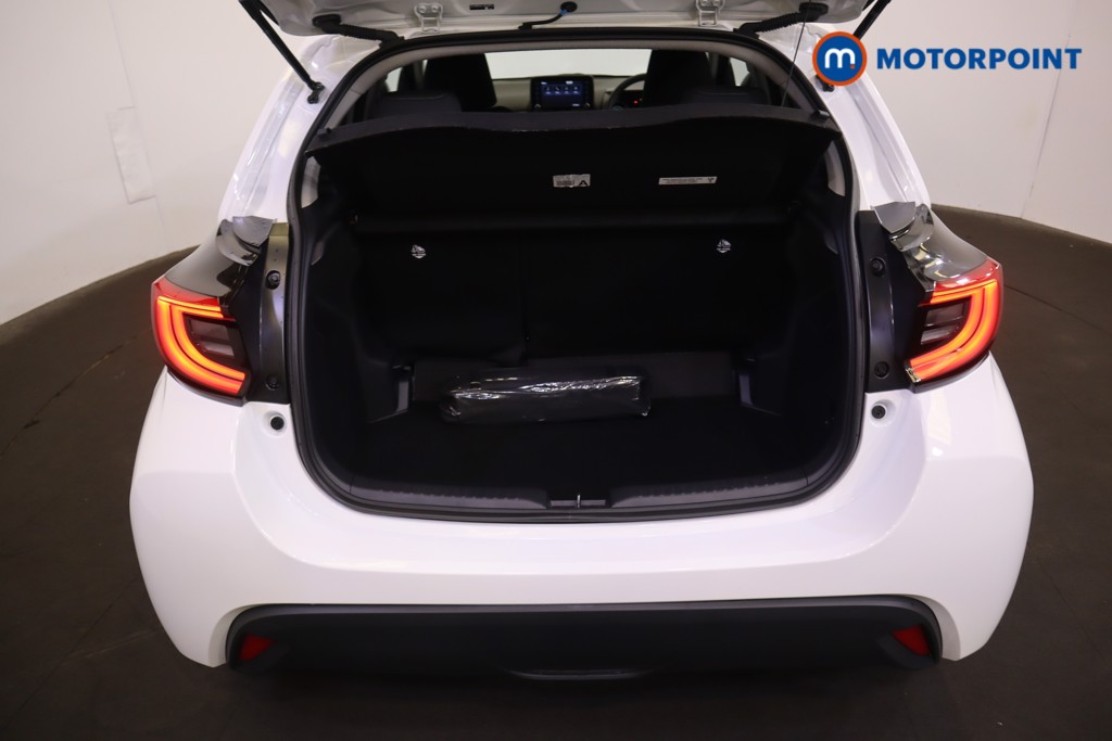Toyota Yaris Design Automatic Petrol-Electric Hybrid Hatchback - Stock Number (1581768) - 8th supplementary image