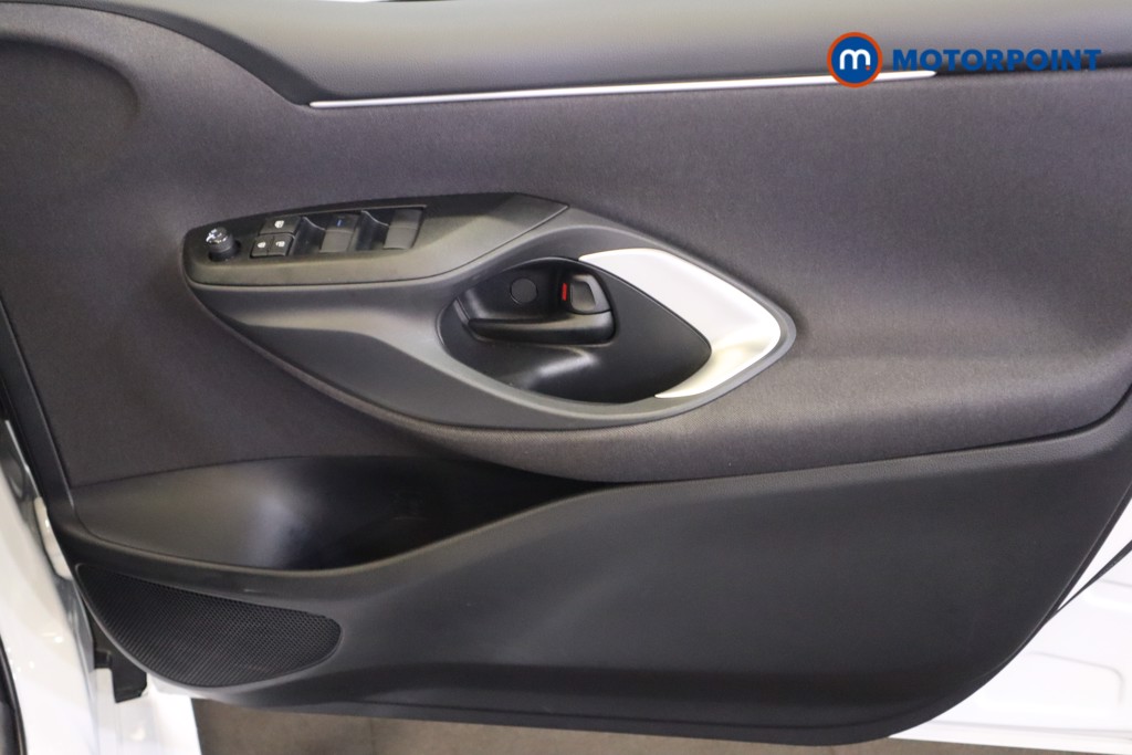 Toyota Yaris Design Automatic Petrol-Electric Hybrid Hatchback - Stock Number (1581768) - 13th supplementary image