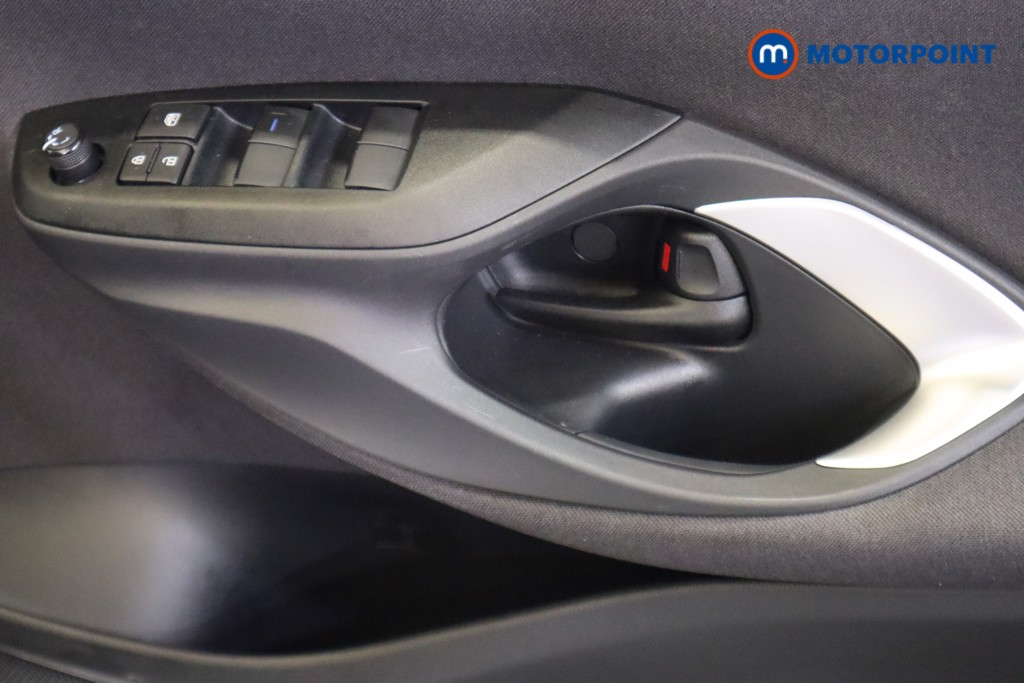 Toyota Yaris Design Automatic Petrol-Electric Hybrid Hatchback - Stock Number (1581768) - 14th supplementary image