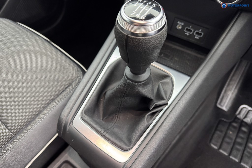 Renault Captur Se Edition Manual Petrol SUV - Stock Number (1571367) - 15th supplementary image