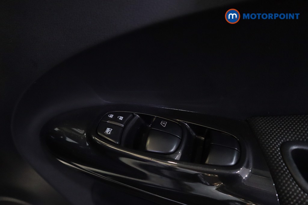 Nissan Juke N-Connecta Manual Petrol SUV - Stock Number (1576845) - 3rd supplementary image