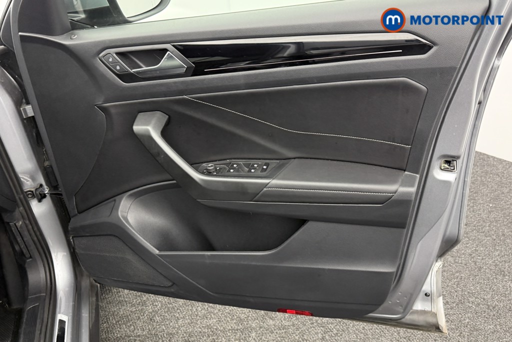 Volkswagen T-Roc R-Line Manual Petrol SUV - Stock Number (1578790) - 18th supplementary image