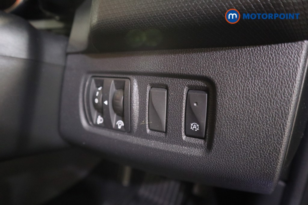 Renault Clio Iconic Manual Petrol Hatchback - Stock Number (1579301) - 9th supplementary image