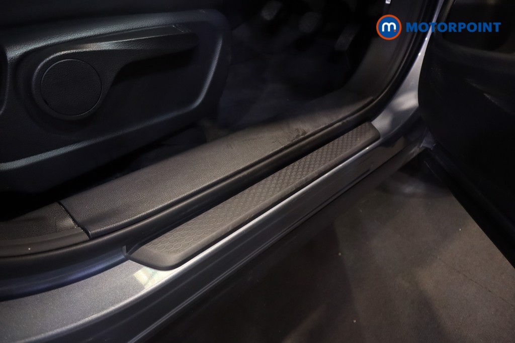 Ssangyong Korando Ventura Manual Petrol SUV - Stock Number (1582663) - 5th supplementary image