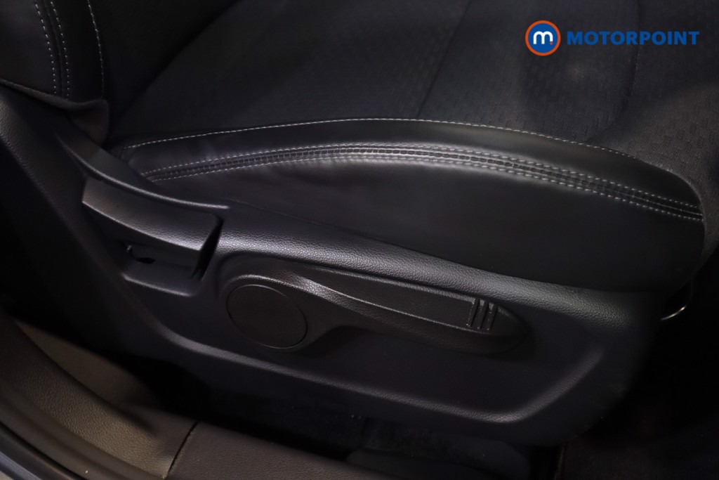 Ssangyong Korando Ventura Manual Petrol SUV - Stock Number (1582663) - 7th supplementary image
