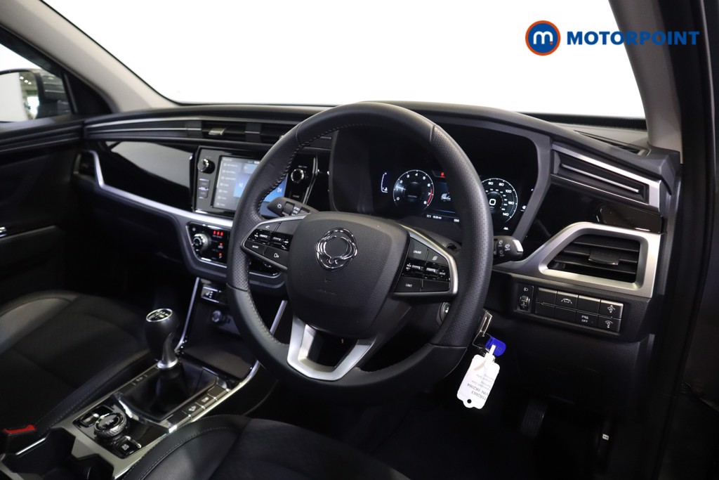 Ssangyong Korando Ventura Manual Petrol SUV - Stock Number (1582663) - 1st supplementary image
