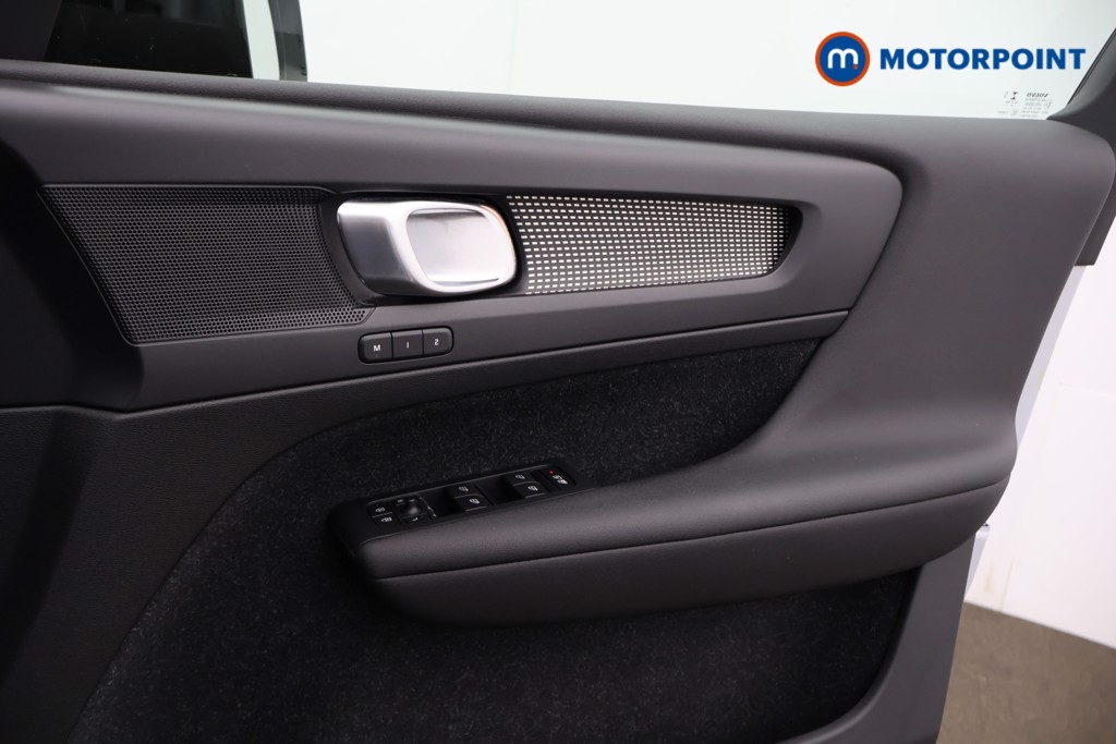 Volvo Xc40 R Design Pro Automatic Petrol SUV - Stock Number (1582354) - 1st supplementary image