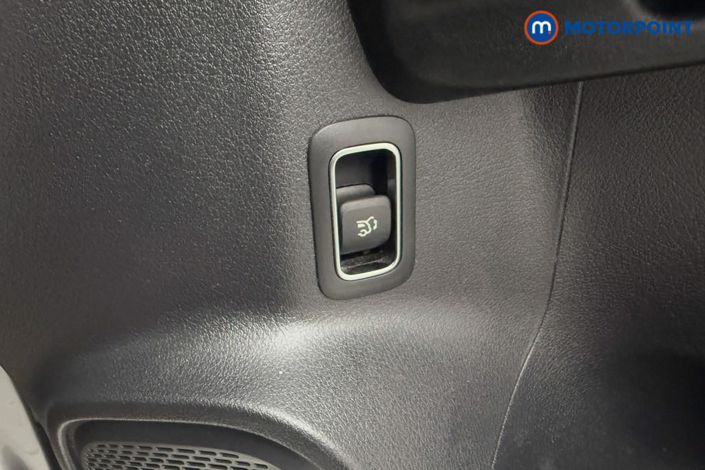 Mercedes-Benz GLB Amg Line Automatic Petrol SUV - Stock Number (1572594) - 19th supplementary image
