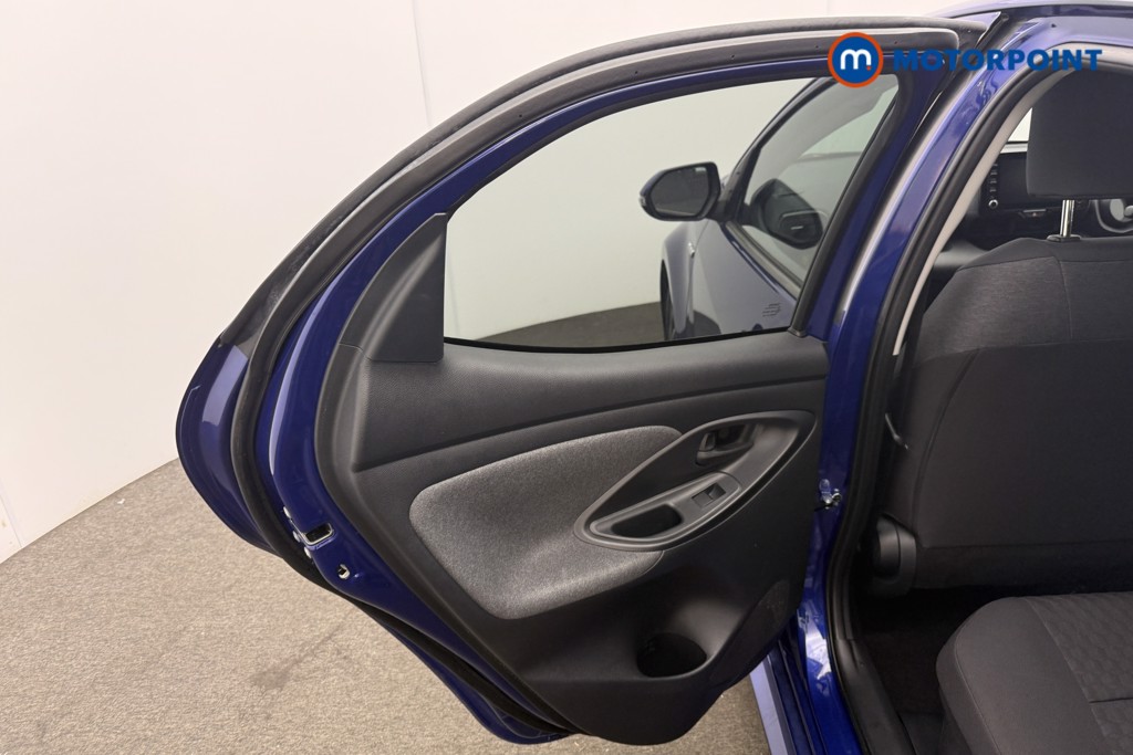 Toyota Yaris Design Automatic Petrol-Electric Hybrid Hatchback - Stock Number (1583958) - 5th supplementary image
