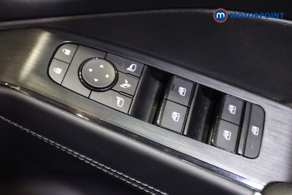Nissan Qashqai N-Connecta Manual Petrol SUV - Stock Number (1580048) - 9th supplementary image