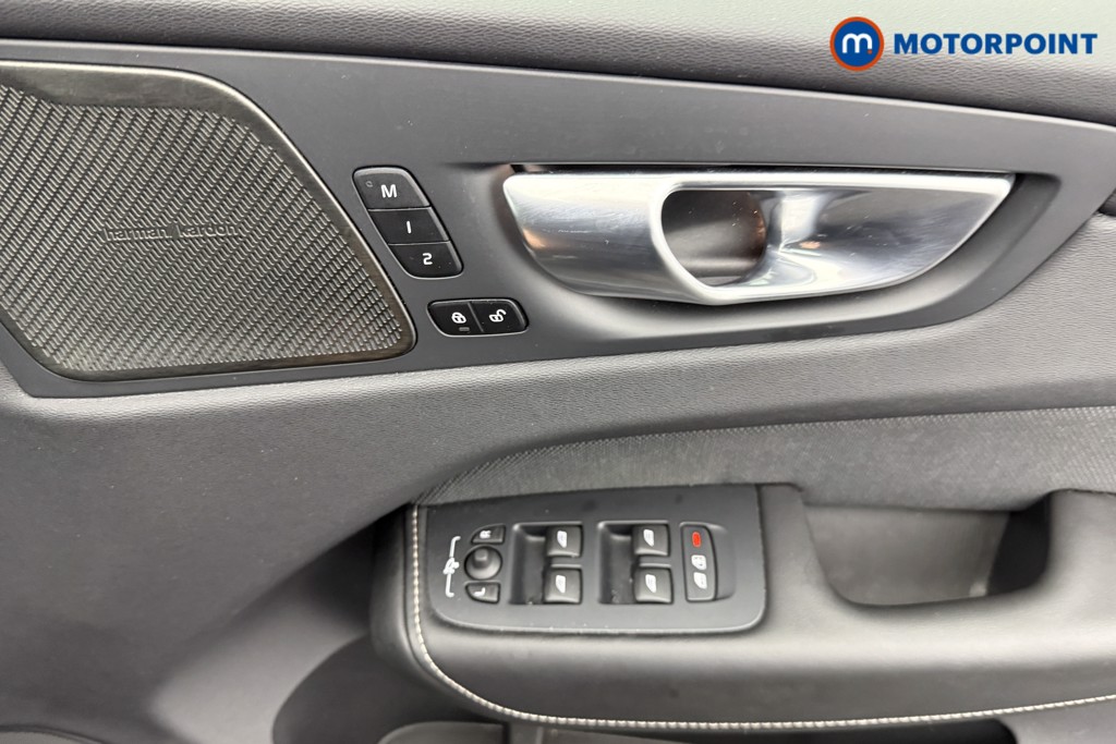 Volvo Xc60 Plus Black Edition Automatic Petrol SUV - Stock Number (1572795) - 14th supplementary image