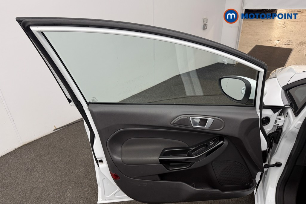 Ford Fiesta Zetec Manual Petrol Hatchback - Stock Number (1582390) - 4th supplementary image