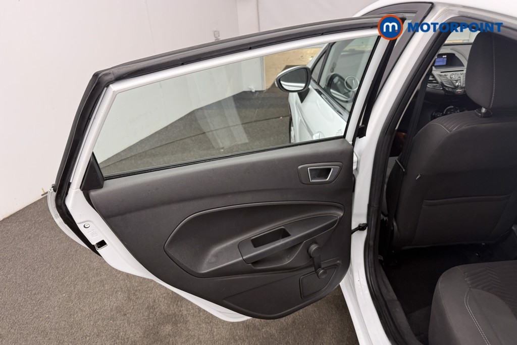 Ford Fiesta Zetec Manual Petrol Hatchback - Stock Number (1582390) - 6th supplementary image