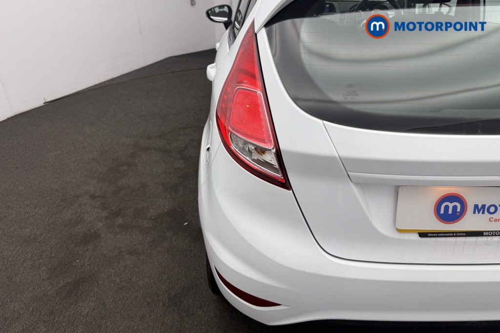 Ford Fiesta Zetec Manual Petrol Hatchback - Stock Number (1582390) - 7th supplementary image