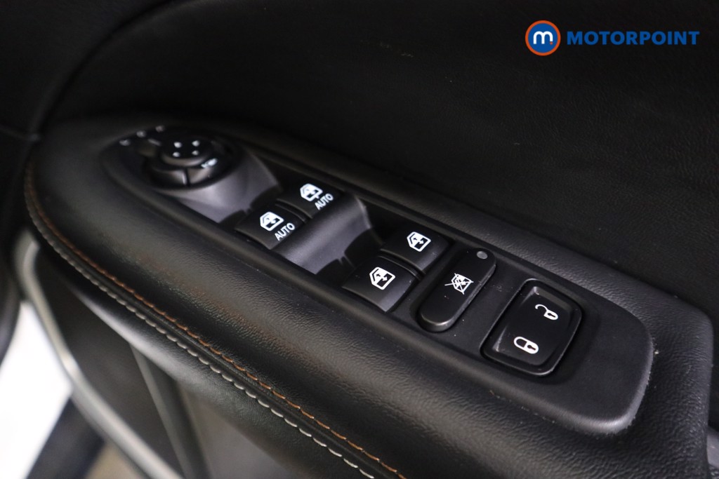 Jeep Compass Longitude Manual Petrol SUV - Stock Number (1539166) - 12th supplementary image
