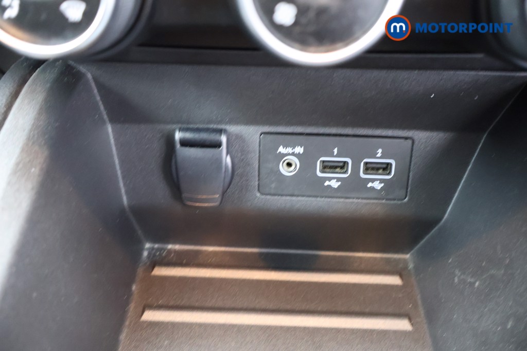Renault Clio Iconic Manual Petrol Hatchback - Stock Number (1586895) - 16th supplementary image