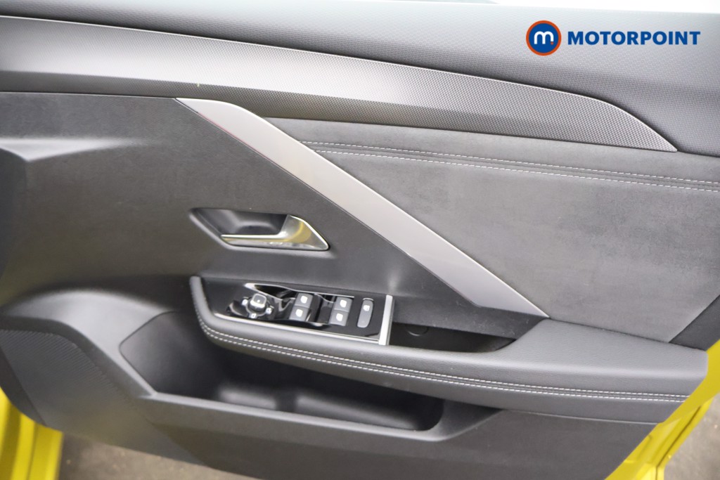 Vauxhall Astra Ultimate Automatic Petrol Hatchback - Stock Number (1583704) - 15th supplementary image