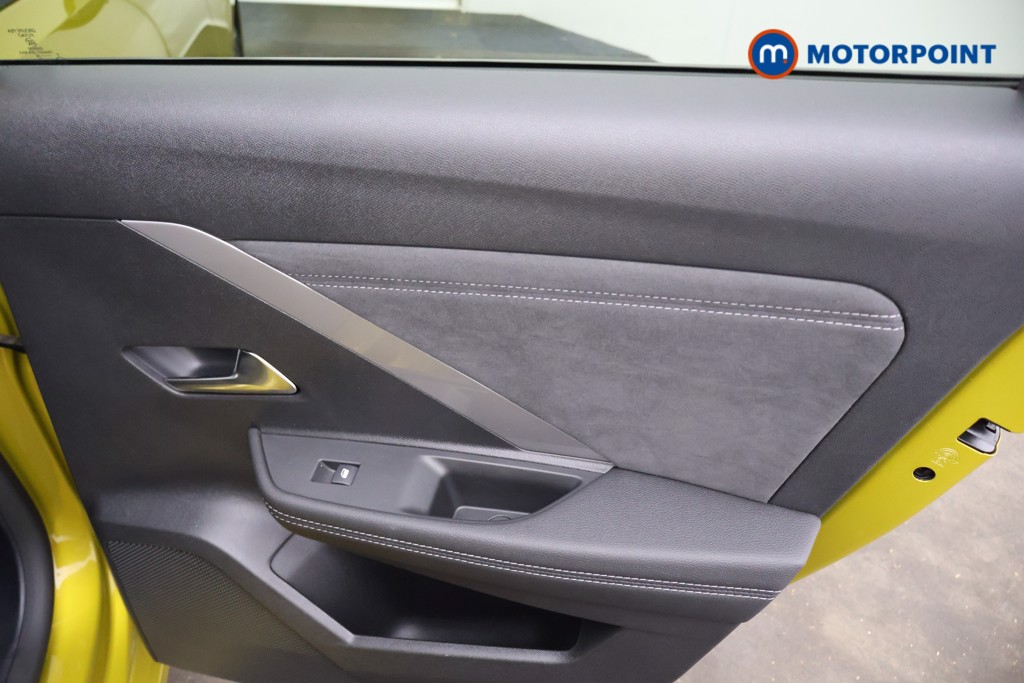 Vauxhall Astra Ultimate Automatic Petrol Hatchback - Stock Number (1583704) - 21st supplementary image