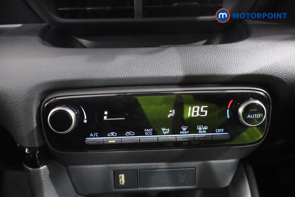 Toyota Yaris Design Automatic Petrol-Electric Hybrid Hatchback - Stock Number (1586530) - 3rd supplementary image