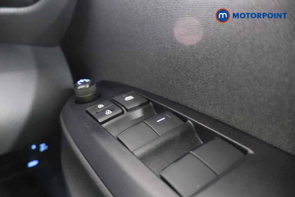 Toyota Yaris Design Automatic Petrol-Electric Hybrid Hatchback - Stock Number (1586530) - 11th supplementary image