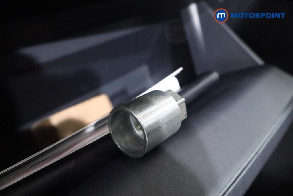 Toyota Yaris Design Automatic Petrol-Electric Hybrid Hatchback - Stock Number (1586530) - 13th supplementary image