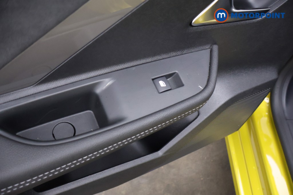 Vauxhall Astra Ultimate Manual Petrol Hatchback - Stock Number (1583705) - 32nd supplementary image