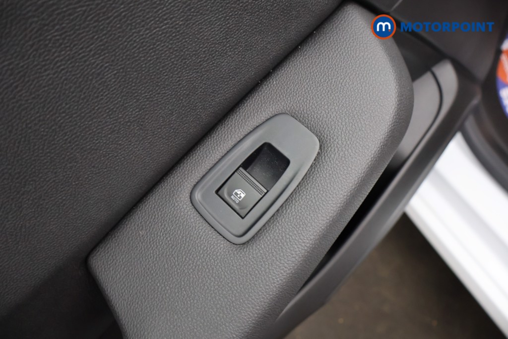 Renault Clio Play Manual Petrol Hatchback - Stock Number (1583069) - 35th supplementary image