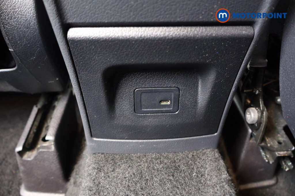 Mercedes-Benz GLB Amg Line Automatic Petrol SUV - Stock Number (1584429) - 41st supplementary image