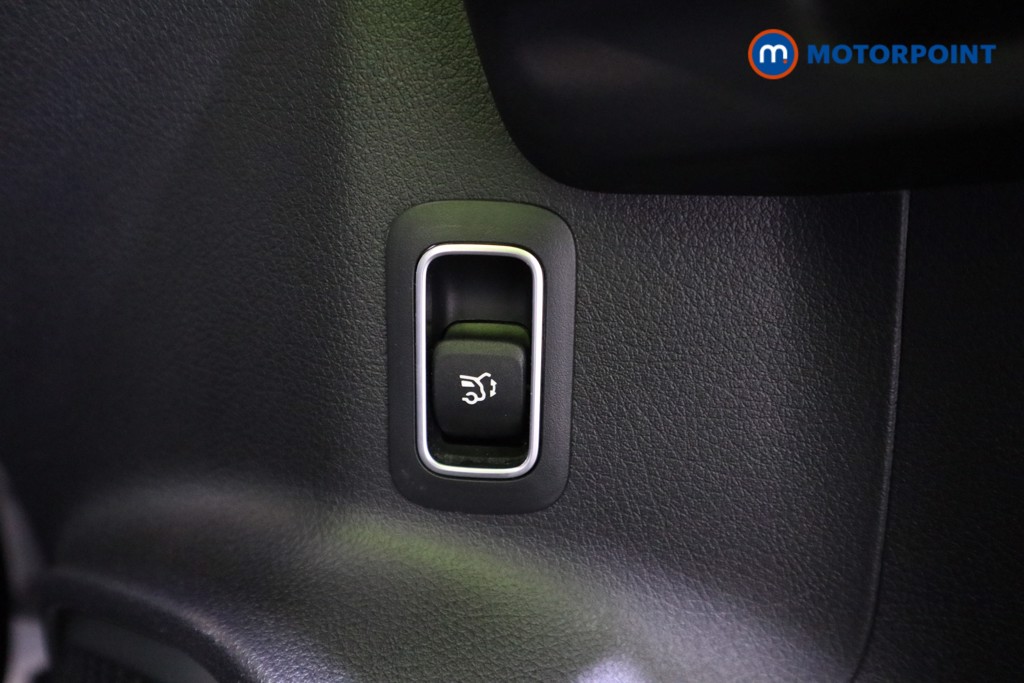 Mercedes-Benz GLB Amg Line Automatic Petrol SUV - Stock Number (1583554) - 11th supplementary image