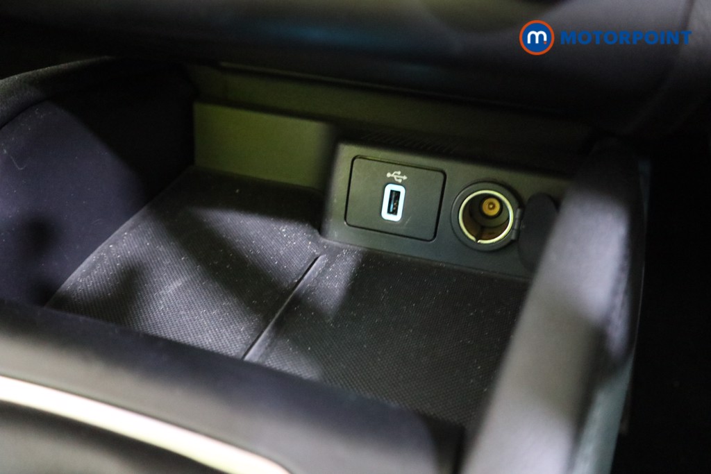 Ford Focus Titanium Manual Petrol Hatchback - Stock Number (1588175) - 9th supplementary image