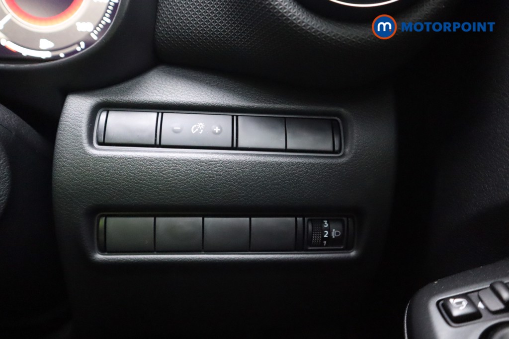 Nissan Juke N-Connecta Automatic Petrol-Electric Hybrid SUV - Stock Number (1571595) - 8th supplementary image