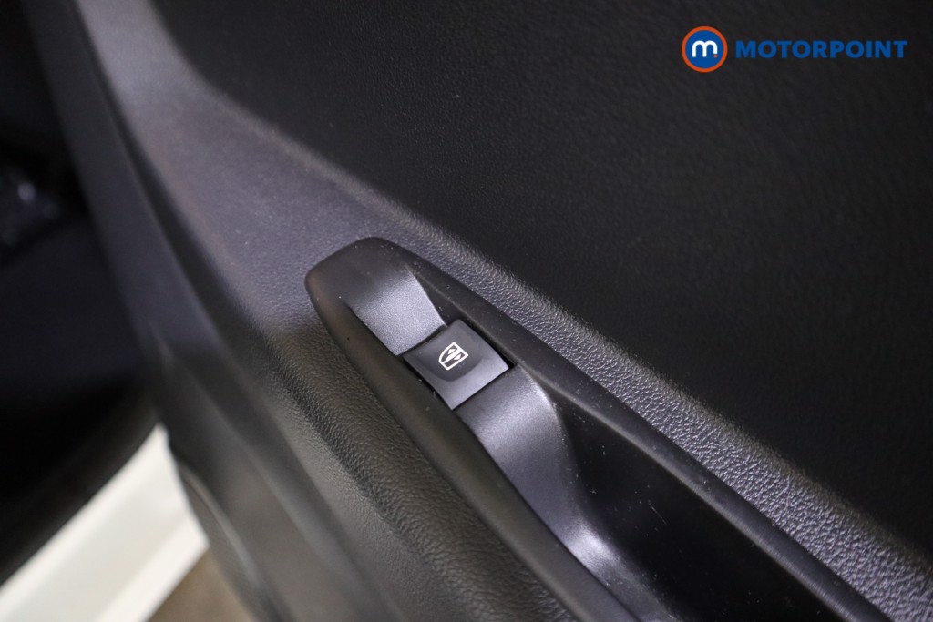 Renault Captur Iconic Automatic Petrol SUV - Stock Number (1586390) - 16th supplementary image
