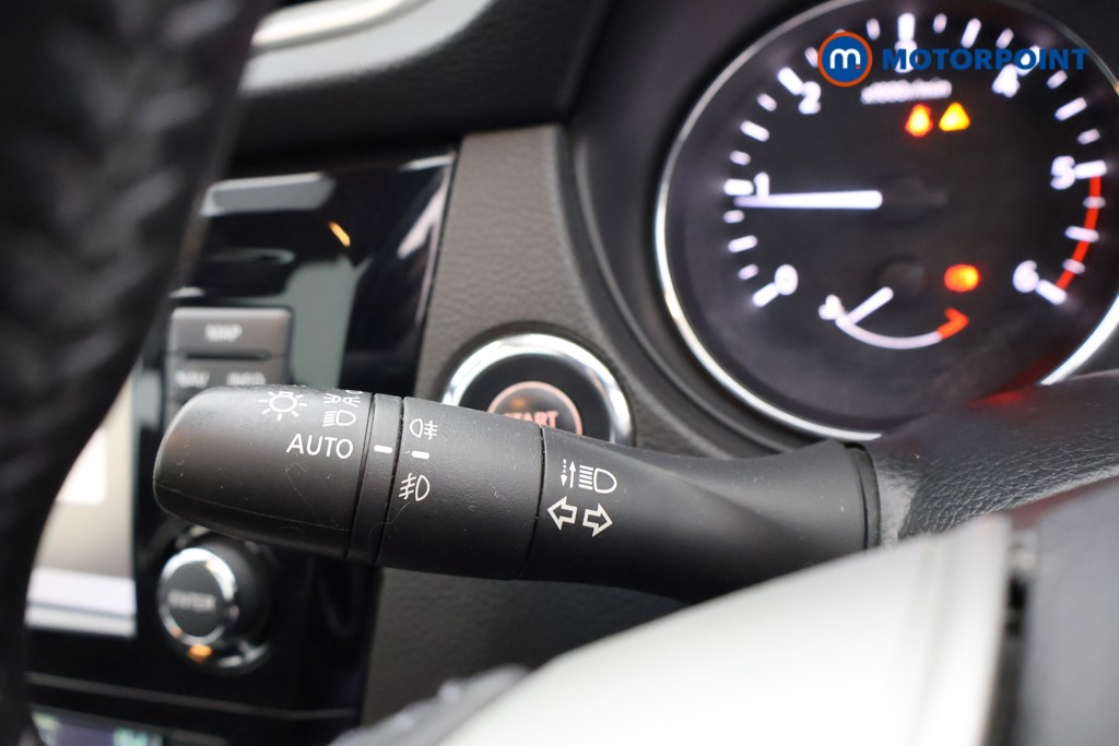 Nissan Qashqai N-Vision Manual Diesel SUV - Stock Number (1584688) - 5th supplementary image