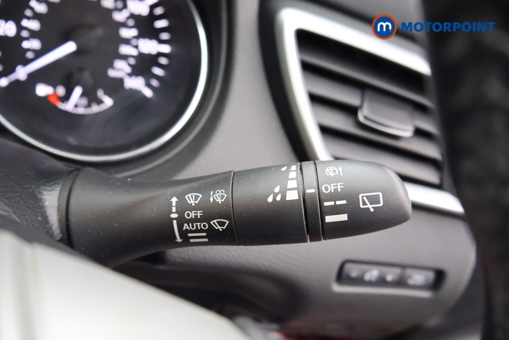 Nissan Qashqai N-Vision Manual Diesel SUV - Stock Number (1584688) - 6th supplementary image