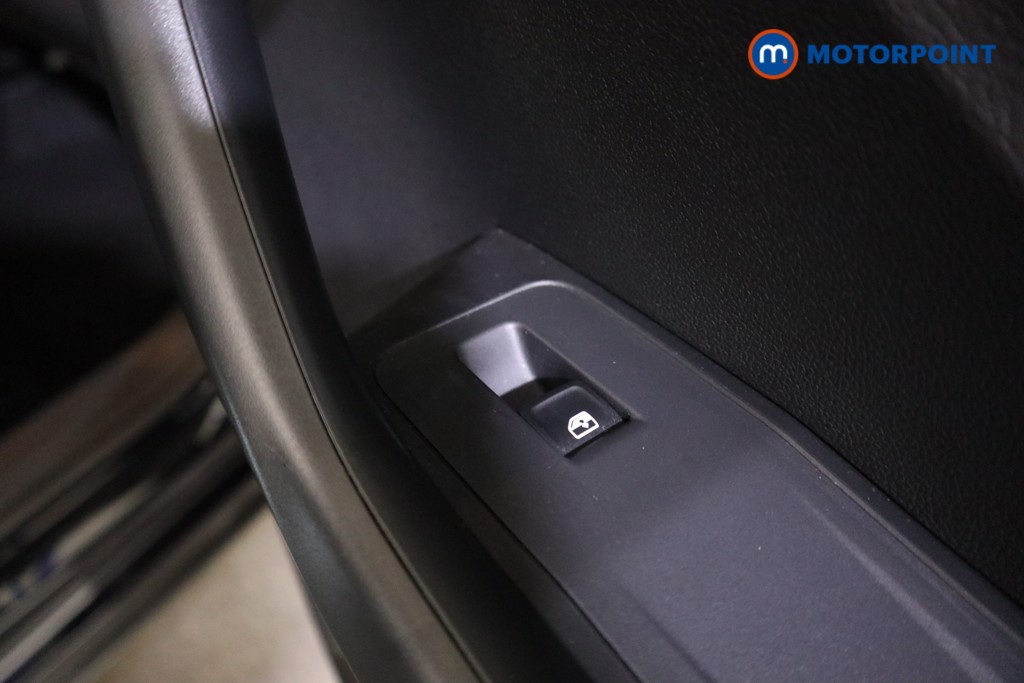 Volkswagen T-Roc Life Manual Petrol SUV - Stock Number (1590056) - 17th supplementary image