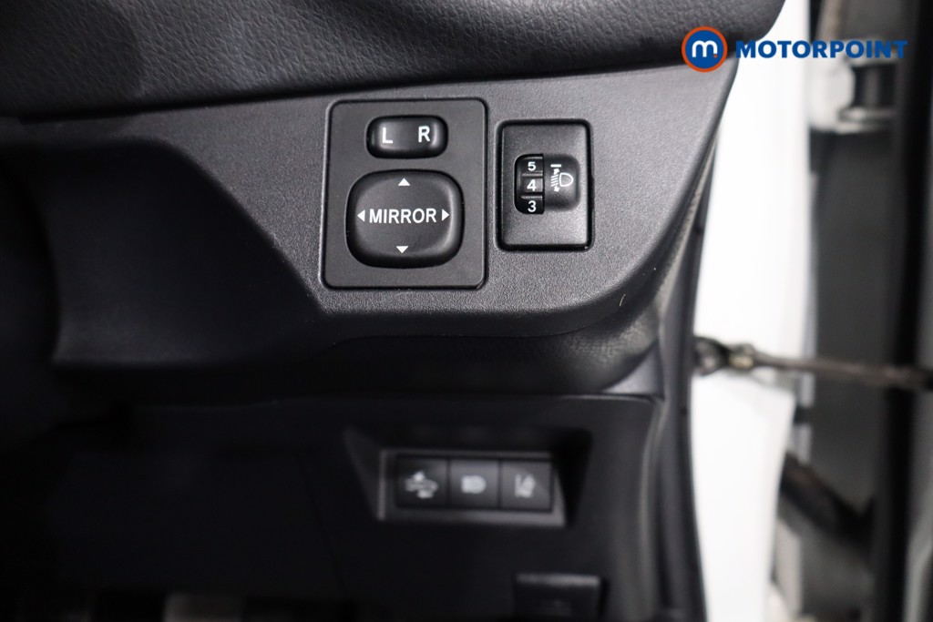 Toyota Yaris Bi-Tone Manual Petrol Hatchback - Stock Number (1590660) - 19th supplementary image