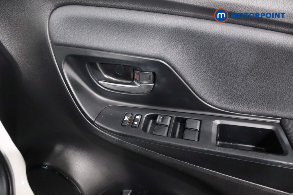 Toyota Yaris Bi-Tone Manual Petrol Hatchback - Stock Number (1590660) - 20th supplementary image