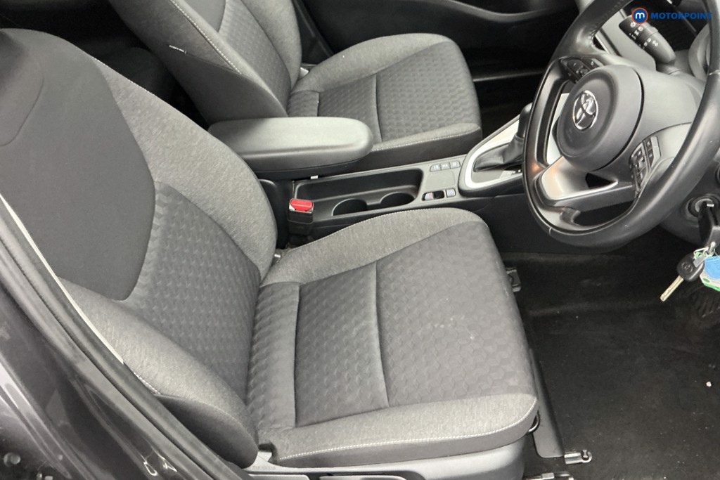 Toyota Yaris Design Automatic Petrol-Electric Hybrid Hatchback - Stock Number (1580636) - 5th supplementary image