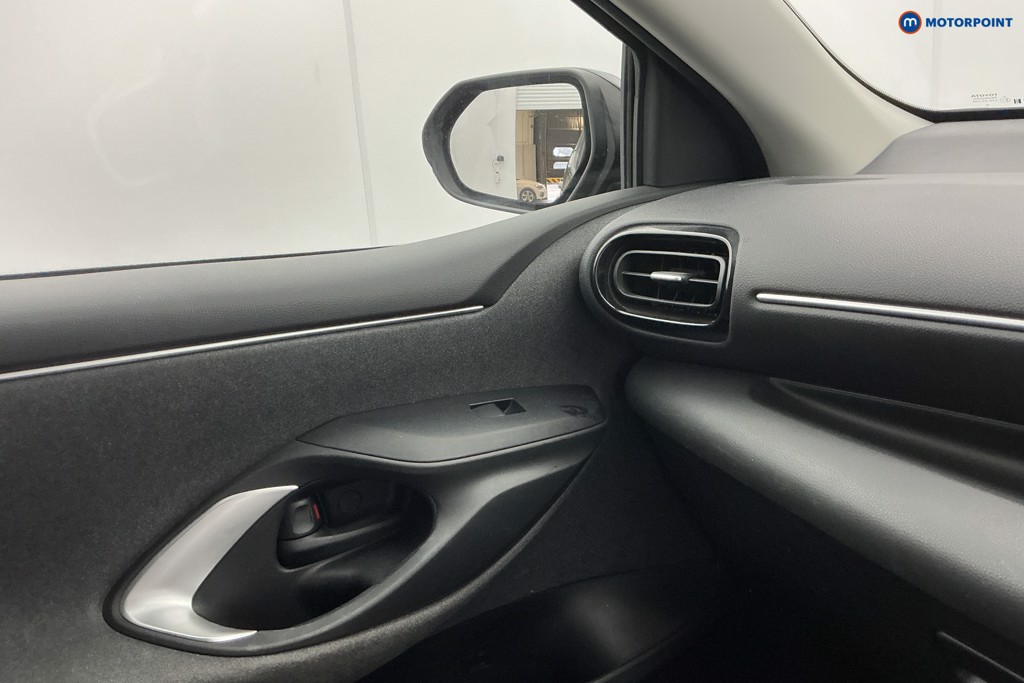 Toyota Yaris Design Automatic Petrol-Electric Hybrid Hatchback - Stock Number (1580636) - 18th supplementary image