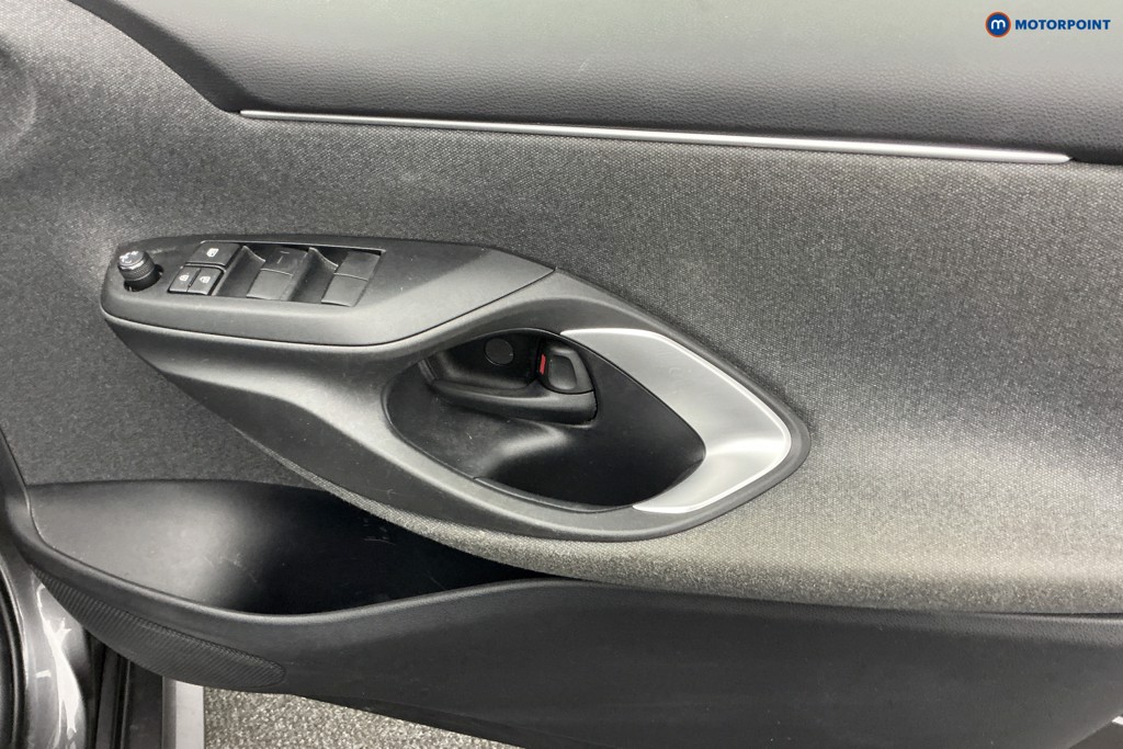 Toyota Yaris Design Automatic Petrol-Electric Hybrid Hatchback - Stock Number (1580636) - 22nd supplementary image